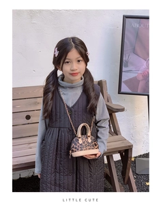 Mini-Umhängetasche mit Leopardenmuster für Kinder und goldener Kette im Muscheldesign