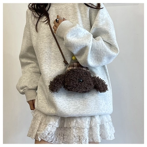 Détail du sac à bandoulière en peluche chien teddy avec fermoir doré et bandoulière