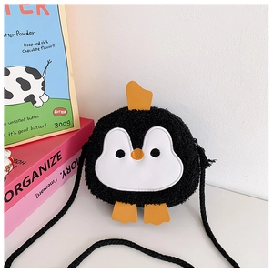 Detail der süßen Pinguin-Plüschtasche mit weichem schwarzem Kunstfell und Webband