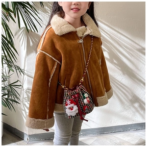 Détail de la veste enfant en daim marron avec bordure en laine et mini sac bandoulière festif