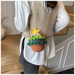 Détail du sac sapin de Noël au crochet fait main avec étoile 3D et pompons