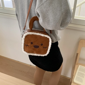Détail du sac en peluche forme toast avec bordure laine et broderie visage mignon