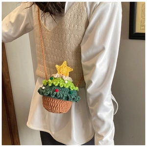 Détail d'un sac à bandoulière en crochet fait main en forme de sapin de Noël