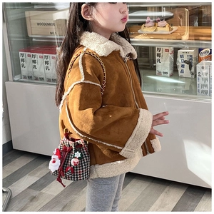 Détail d'une veste enfant en daim marron avec col polaire et mini sac seau de Noël