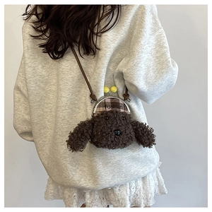 Détail du sac à bandoulière chiot en peluche avec fermoir métallique et broderie fashion