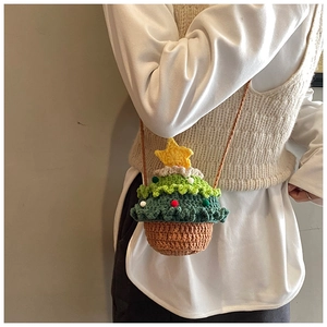 Détail du sac à bandoulière en crochet fait main en forme de sapin de Noël avec pompons