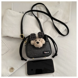 Dettaglio della mini borsa a tracolla in tweed con cucciolo di peluche e cellulare per taglia