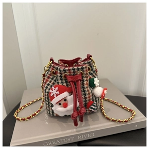 Vue détaillée du mini sac seau pied-de-poule avec charms Père Noël et sapin en 3D