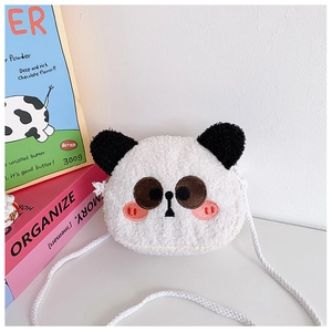 Detail der süßen Panda Plüsch-Schultertasche für Kinder mit weicher Textur und Stickerei