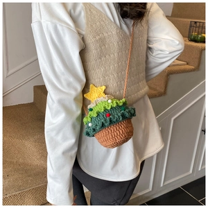 Détail du sac bandoulière sapin de Noël fait main au crochet avec pompons pour enfant