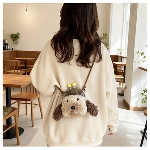 Détail du sac bandoulière chien en peluche avec fermoir métal en situation réelle