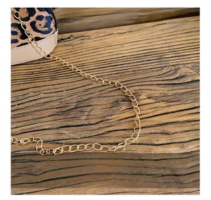 Detail der eleganten Goldkette auf Leopardenmuster einer stylischen Mini-Tasche