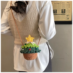 Détail du sac à bandoulière sapin de Noël au crochet fait main avec pompons colorés