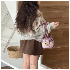 Dettaglio borsa a secchiello in tweed viola con orsetto di peluche per bambini