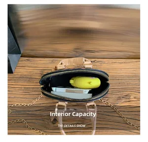 Innenkapazität der Mini-Muscheltasche mit Leopardenmuster zeigt Platz für Ohrhörer und Zubehör