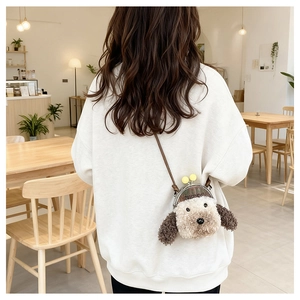 Détail du sac à bandoulière chiot en peluche avec fermoir en métal rétro et texture douce