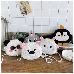 Plüsch-Umhängetaschen für Kinder mit Tiermotiven wie Panda und Hase auf Holztisch