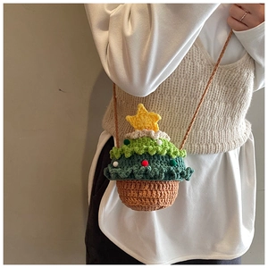 Détail du sac à bandoulière en crochet fait main en forme de sapin de Noël avec ornements