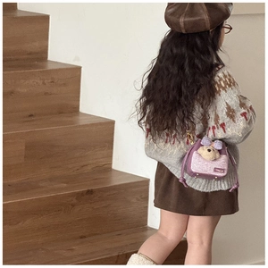 Dettaglio della borsa a tracolla per bambini in tweed viola con orsetto di peluche
