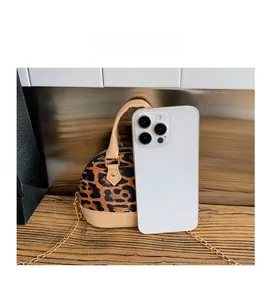 Mini-Umhängetasche mit Leopardenmuster im Größenvergleich zu einem Smartphone