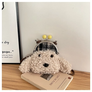 Détail du sac bandoulière chien en peluche avec fermoir métal et sangle en cuir brun