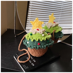 Détail du sac à bandoulière en crochet fait main en forme de sapin de Noël avec pompons