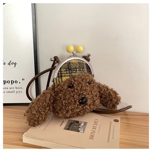 Détail du sac chiot en peluche avec tissu écossais, fermoir à clic et bandoulière