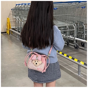 Dettaglio della borsa a tracolla per bambini in peluche rosa con coulisse