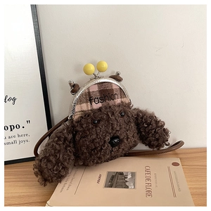 Détail du sac chiot en peluche avec fermoir doré et broderie fashion sur fourrure bouclée