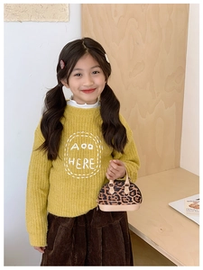 Kinder Mini-Muscheltasche mit Leopardenmuster, gelbem Pullover und Cordrock