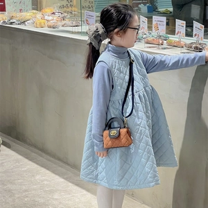 Robe matelassée bleue chic pour enfants avec mini sac à main marron élégant pour filles