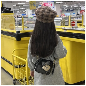 Dettaglio borsa a tracolla peluche cucciolo con fiocco e ricamo Vogue per bambini