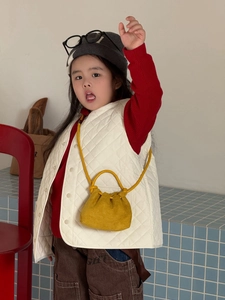 Stile bimbo con borsa a secchiello in velluto giallo e un gilet bianco trapuntato