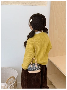 Details einer Kinder-Schultertasche mit Leopardenmuster und Goldkette für den Winter