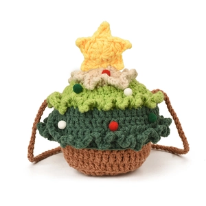 Sac bandoulière sapin de Noël tricoté à la main avec pompons colorés et étoile dorée