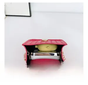 Détail de l'intérieur du mini sac tressé rose avec bandoulière chaîne et fermoir magnétique