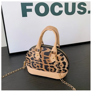 Detailansicht der Mini-Muscheltasche mit Leopardenmuster, Goldkette und Leder