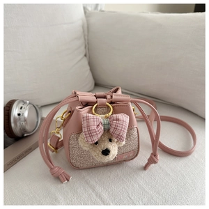 Dettaglio borsa a secchiello in tweed rosa per bambini con orsetto e chiusura a coulisse