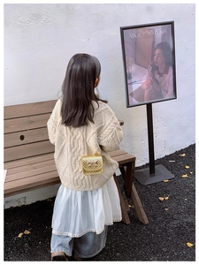 Mini sac matelassé doré pour enfants avec nœud métallique et détail de chaîne
