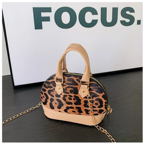 Detailansicht der Mini-Muscheltasche mit Leopardenmuster, beigem Leder und Goldkette