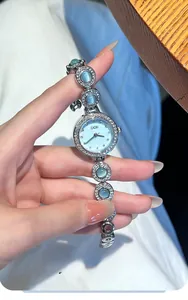 Détail de la montre GEDI avec cadran en nacre et bracelet en pierre oeil de chat bleue