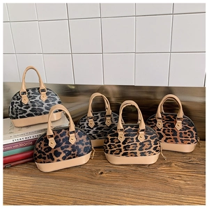 Detailaufnahme der Mini-Muscheltaschen mit Leopardenmuster und goldener Hardware