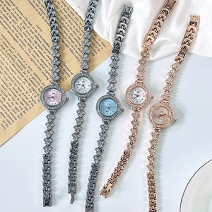 Détails de montres-bracelets de luxe en strass avec divers cadrans posés sur de la soie