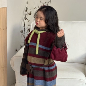 Set in maglia vintage a righe per bambini con borsa a mano in velluto bordeaux elegante