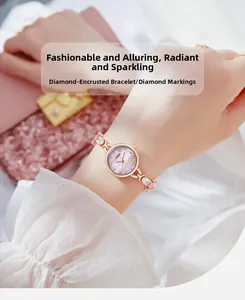 Gros plan montre GEDI or rose avec cadran nacre rose et index en diamants sertis