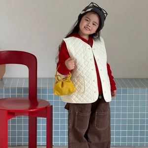 Gilet trapuntato beige per bambini con maglione rosso e borsa a mano gialla pieghe