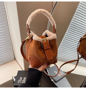 Details der Wildleder-Beuteltasche mit Lammfellbesatz und goldenen Metallschnallen