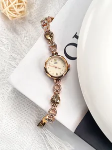 Dettaglio dell'orologio a bracciale GEDI oro rosa con cuori di cristallo e strass