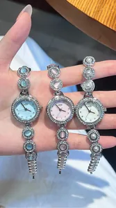 Détail de la montre GEDI femme avec lunette en cristal et bracelet en trois couleurs
