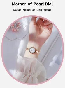 Détail de la montre en or rose avec cadran en nacre naturelle et index en strass